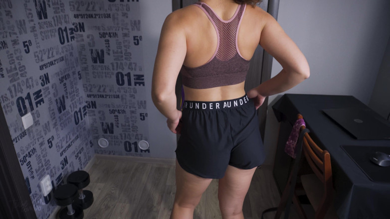 Teasecombo 4K: Pantat bahenol tante super semok ini digodain sama baju besi...