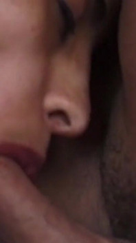Dojrzała brunetka MILF jedzie kutasa na gorącą twarz