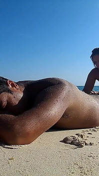 Nue sur la plage