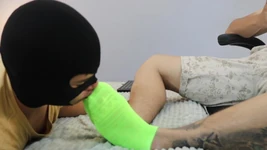 Se bucură de picioarele mele mari și transpirate de la lucru în gura lui