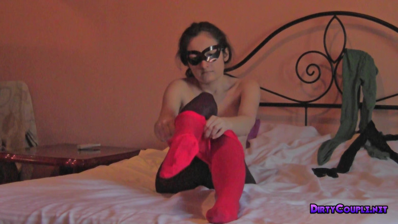Dirty Couple: Multilayers, collants, fille mince avec un masque, masturbation