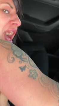Billie Star wordt opgepikt door een vreemde en geneukt in de auto.