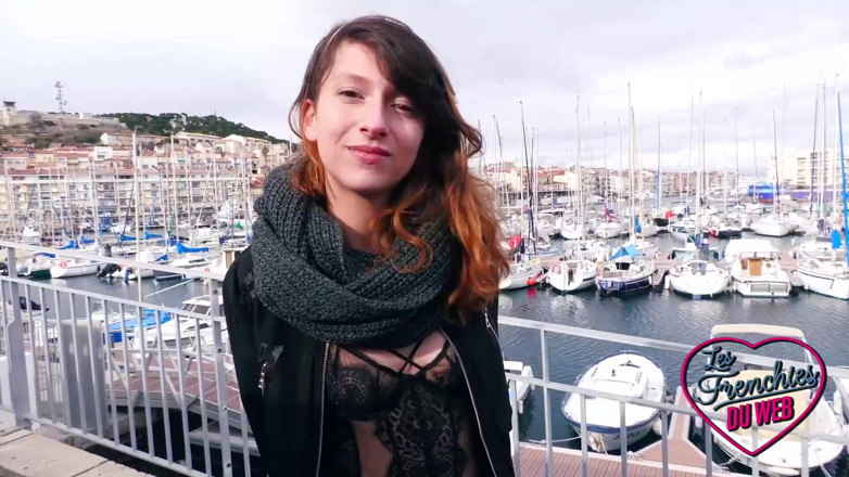 The Frenchies of the web: Melany、初めて彼女のお尻を提供する変態