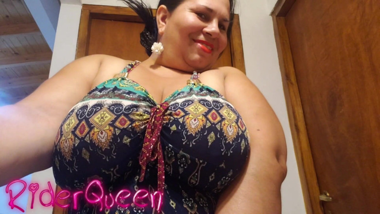 Only Riderqueen BBW Step Mom Latina Alone: MiLF mostra grandi tette casual