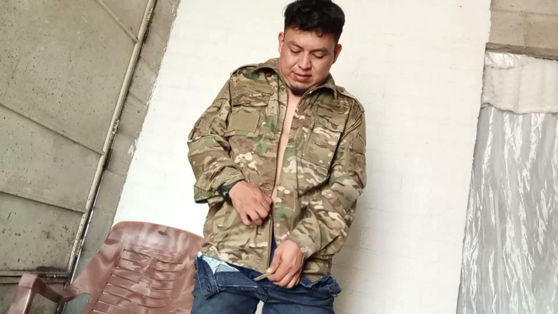 Papuchopop: Lelaki taktikal lurus menarik zakar tenteranya