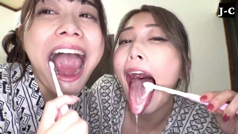 J-Cams: Dos mujeres comparten una cita atrevida de besos húmedos y...