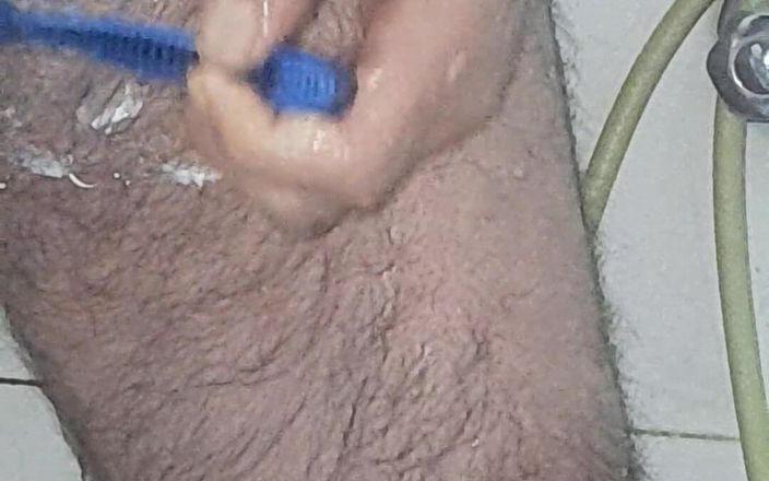 Oldun Adam: Ogoliłem mojego dużego owłosionego penisa w łazience. Chciałem przelecieć duży błyszczący...