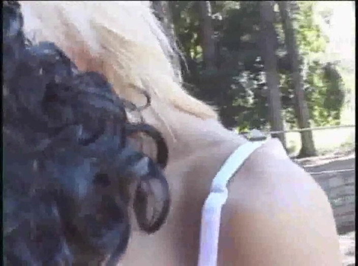 Shemale videos: Transsexuală blondă futută de un geamăn latino