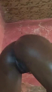 Ateşli zenci hatun dans ederken göğüslerini okşuyor ve önden ve arkadan twerk yapıyor