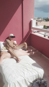 Elle La Glisse Dans Le Cul Pendant Qu’elle Se Fait Bronzer