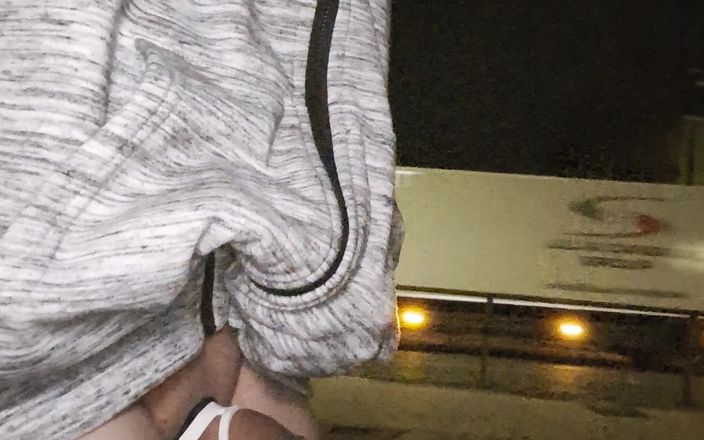 kinkygaynudist: Un gay nu avec un plug pour pénis