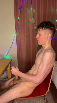 Wyobrażanie sobie najlepszego przyjaciela sprawia, że twink spust coraz trudniejsze