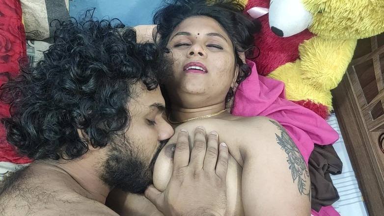 Vaigavarun45: भारतीय पति और पत्नी का स्तन चूसने और होंठों के साथ हॉट रोमांस जोरदार सेक्स