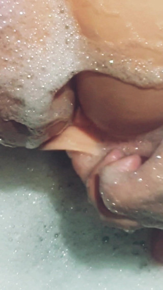 WildFlawiii: Bini amatur sebenar dalam mandi gelembung mengongkek dirinya dengan dildo...