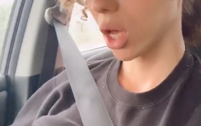 Tia Tizzianni Productions: Diğer sürücülerin klitorisimin kilitli olduğunu ve götümün tıkalı olduğunu bildiğini...