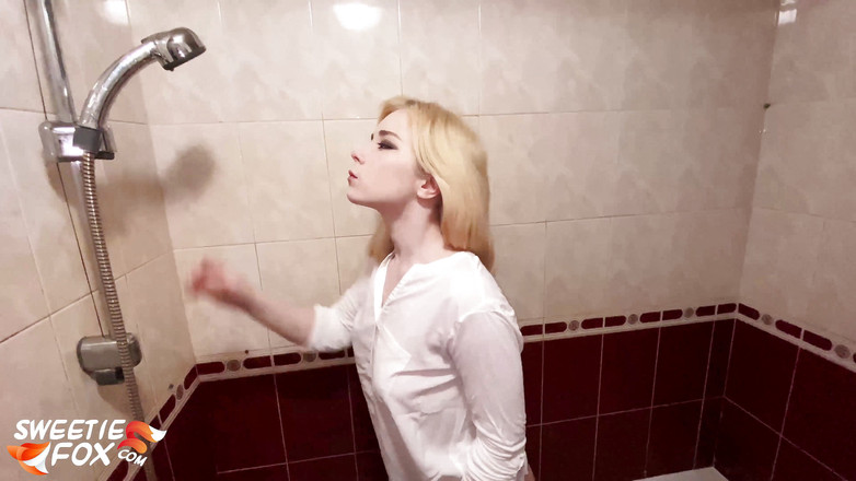 Sweetie Fox: Une bombasse excitée en chemise mouillée joue avec sa chatte...