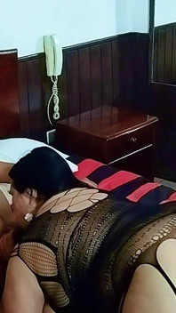 vishaalkaay sundar patni saajha ki gee, pati use philmata hai, dhimi gati men keval prashansak