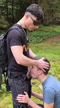 J’ai baisé ma salope gay dehors, d’abord profondément dans la bouche puis sans selle sans selle jusqu’à ce que je jouisse dans son sexe cul.