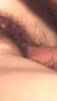 Le ragazze bionde e more divora la sua figa gocciolante in un trio selvaggio