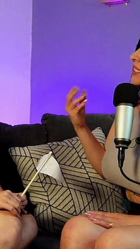 2 MENINAS LATINAs comem os PEITÕES umas das outras no final do podcast