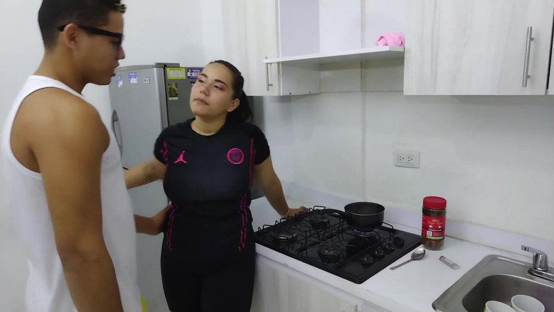 Alexx: 我的继妹给我的早餐真是太美味了,我把我所有的牛奶都给了她