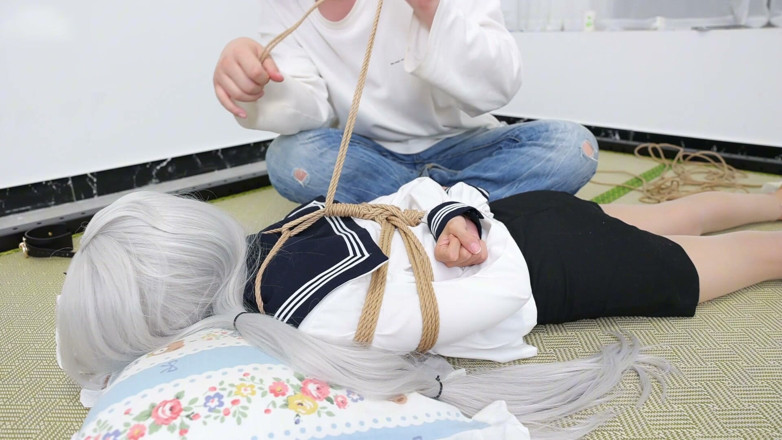 Asian bondage: Barefoot Girlfriend's Bare Feet and Tickling Foot