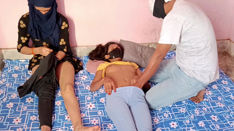 HousewifeGeeta: कुंवारी शादीशुदा सौतेली बहन के साथ तीन लोगों वाली चुदाई में चुदाई