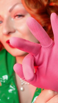かなりピンナップモデルAryaとピンクのラテックス家庭用手袋