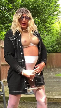 ブラックデニムのアマチュア女装者Kellycd2022
