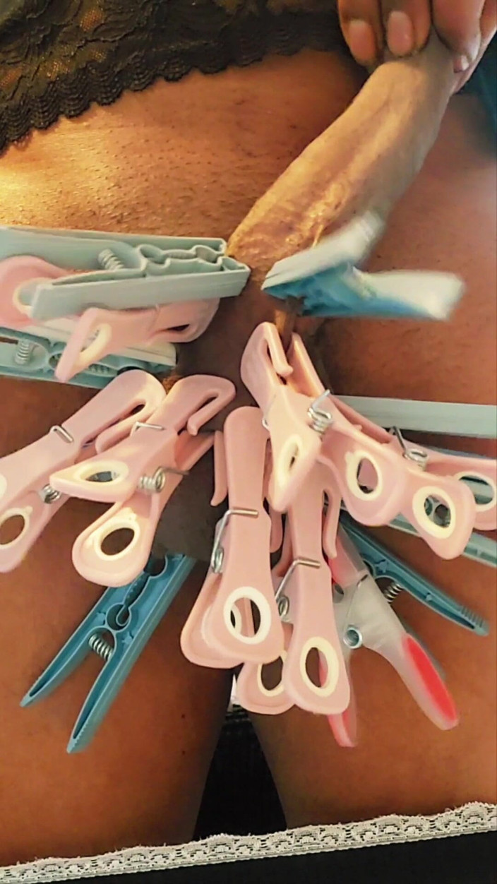 Milah CrossxxX: Hukuman Diri BDSM Saya Menghukum Bola Saya Dengan 21 Penyepit Pakaian...