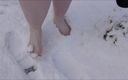 Mxtress Valleycat: 雪の中で裸足で