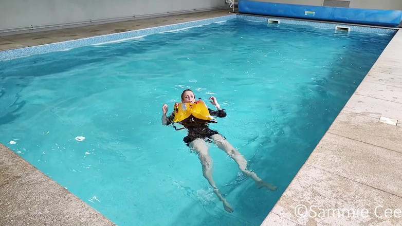 Sammie Cee: Revisión del salvavidas del salvavidas del crewsaver en la piscina
