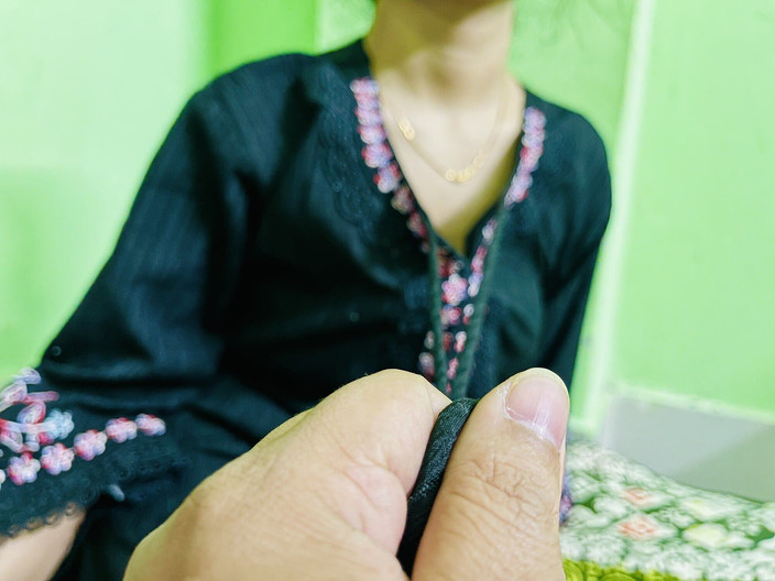 Riya Chowdhury: Desi Bhabhi komt om middernacht naar mijn kamer voor een...