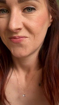 Sexy Nahá brunetka kouří škádlení