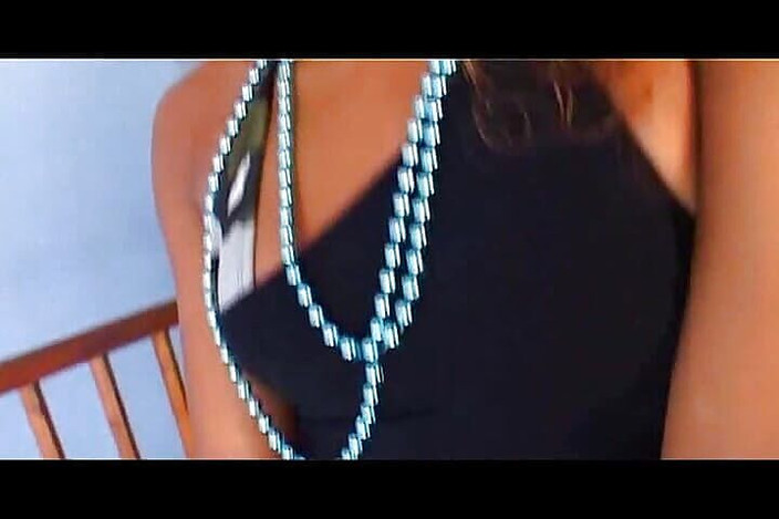 Monde Francais: Une petite black française aux seins montre à toutes les filles...