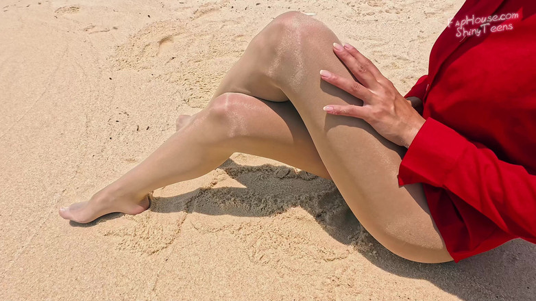 Shiny teens: 906 Błyszczące rajstopy na plaży