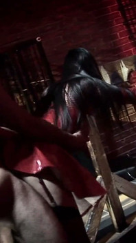 Bruna bizarrlady scopa la sua schiava del sesso nel dungeon