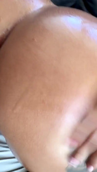 Una latina con il culo grosso si distrugge la figa con il suo cazzo duro - Mariana Martix & Freaky