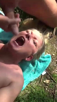 Pancutan mani di luar untuk MILF seksi