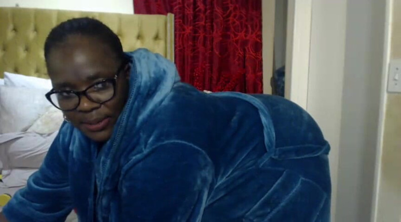 Legendary Booty Overdose: Une SSBBW excitée se masturbe et prend son petit-déjeuner au...