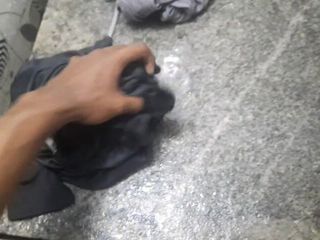 Wheyincognito: Man masterbeert in de badkamer tijdens het wassen van kleren