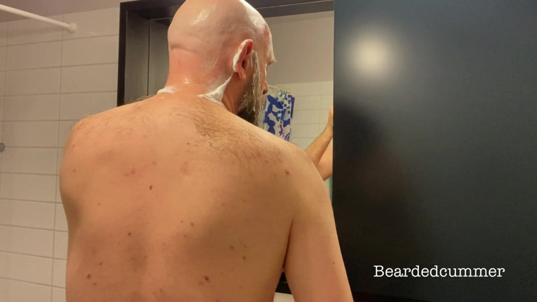 Beardedcummer: Táta medvěd si holí holou hlavu, žádné sperma