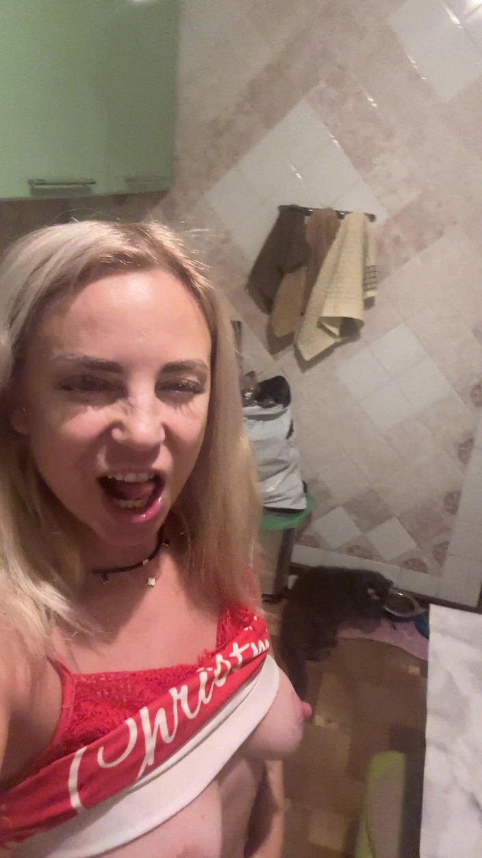 LarisaCum: Mutfakta, ocağın yanında bir sypree yapıyorum ve her yere suyu...