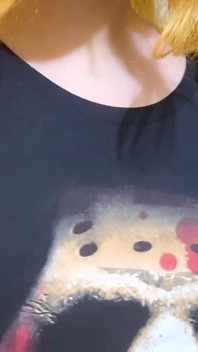 Shemale trestá její nafouklé bradavky až do kojení