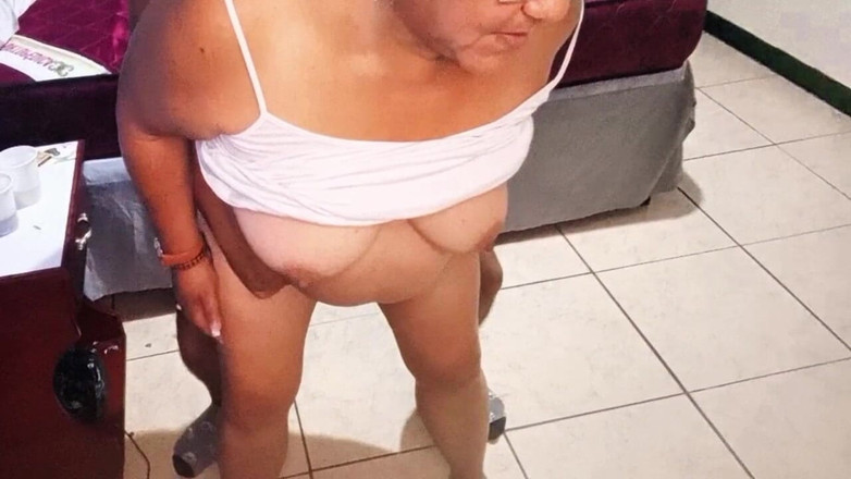 Milfta boohot: Zralá babička stříká