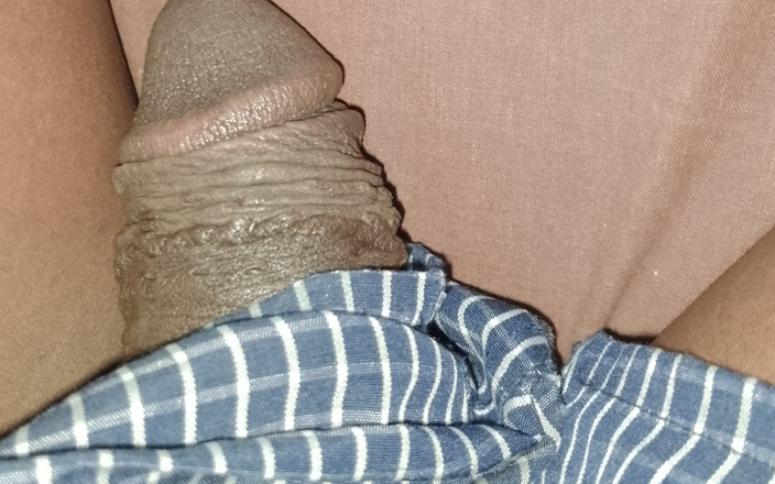 Chris munyovhi95: Munyovh95 si masturba il cazzo in una sessione mattutina