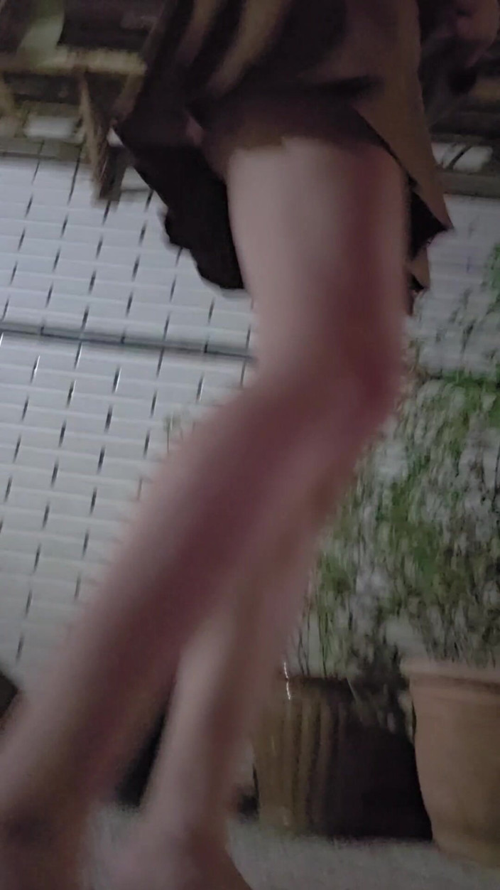 Taiwancdgirl: Mini-skirt Outdoor Fun