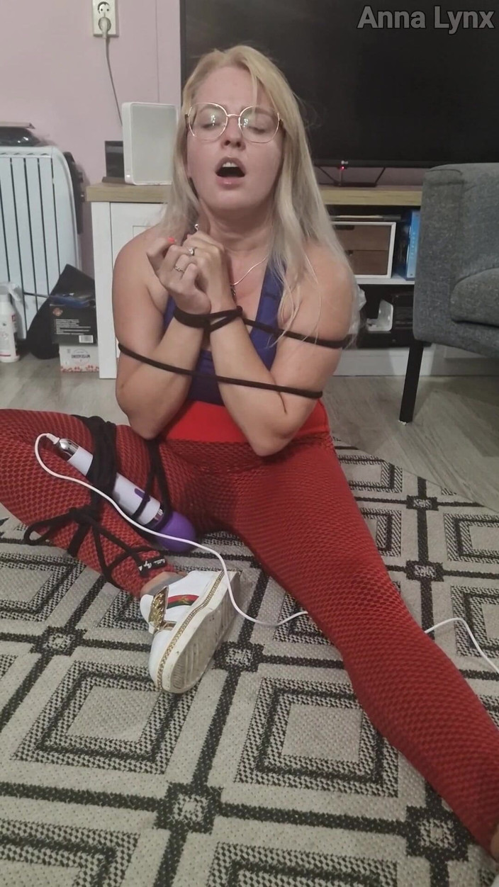 Anna Lynx: Calças de ioga com leggings amarradas ao orgasmo