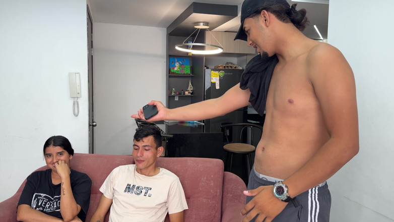 Hilary palvin: Semasa cuckold suami saya membuat si jalang latina makan tengah...