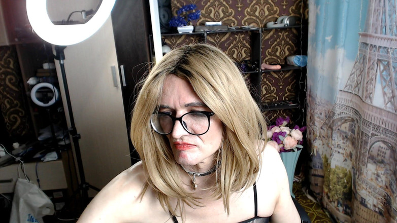 violet_bisex: Трансвестит Мастурбує Свій Маленький Пеніс Без Ерекції.